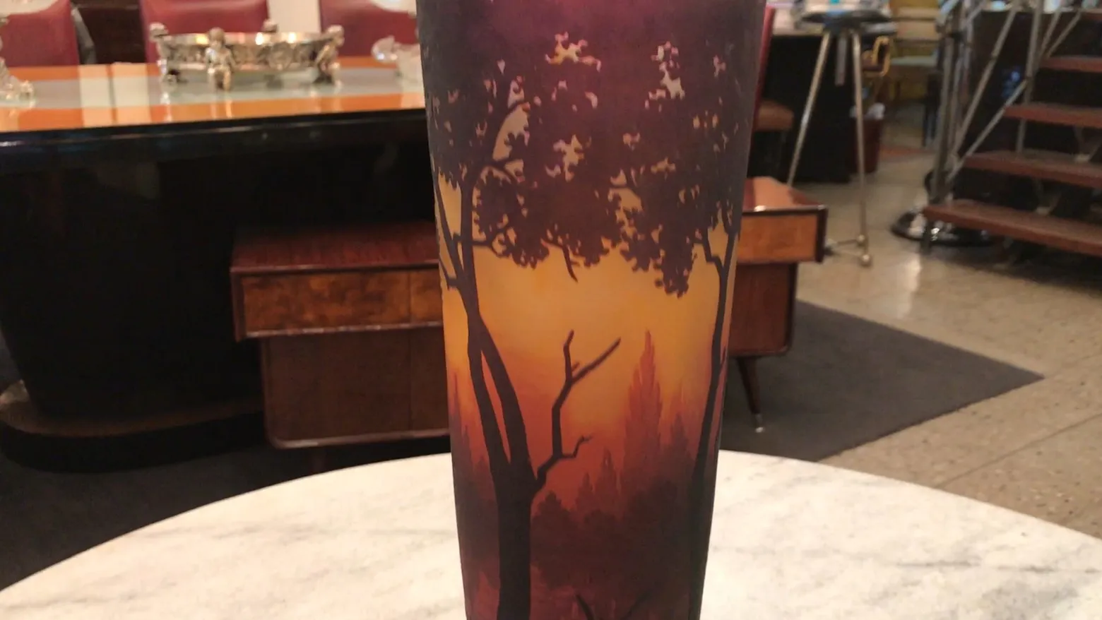 Vaso com fundo do pôr do sol e árvores, antigüidade Daum Nancy