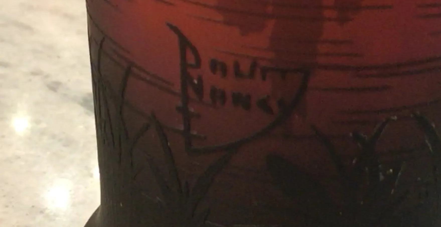 Signiertes Glas von Daum Nancy mit einzigartigen Designmerkmalen in Farbe und Form, auf einer eleganten Oberfläche.