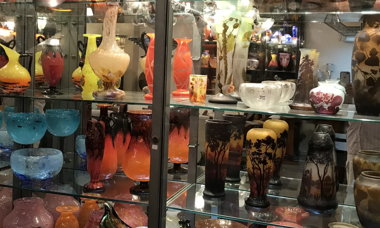 mostra di antiquariato con vetro firmato, varie forme e colori