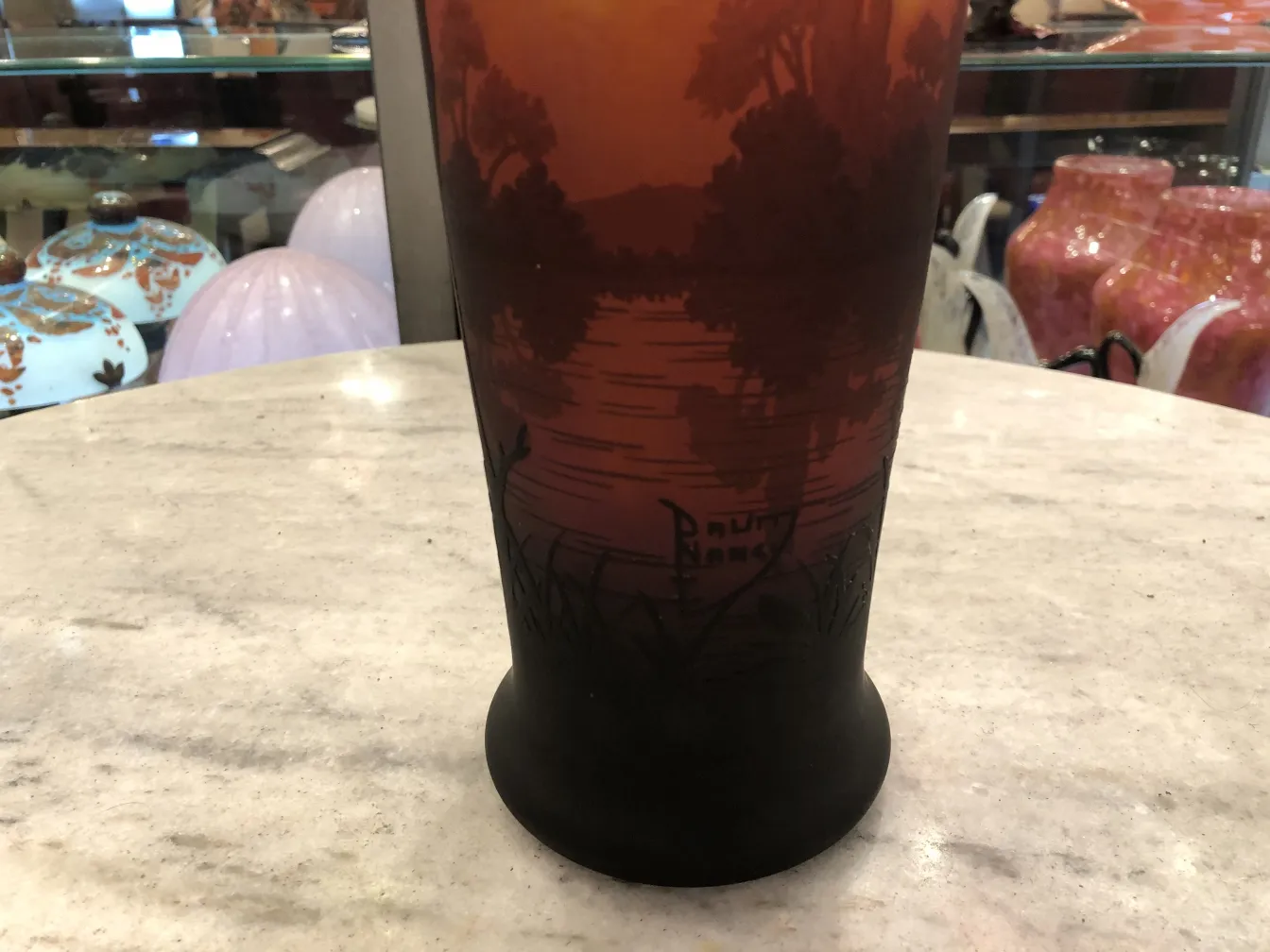 Verre ancien représentant un paysage, signature Daum Nancy visible.