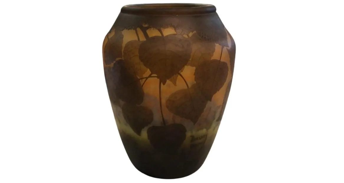 Altes signiertes Glas Daum Nancy mit Blattmotiv