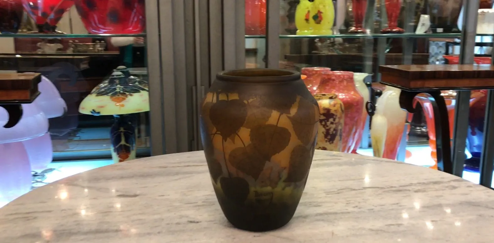 古董花瓶，雕刻的叶子和深色调。