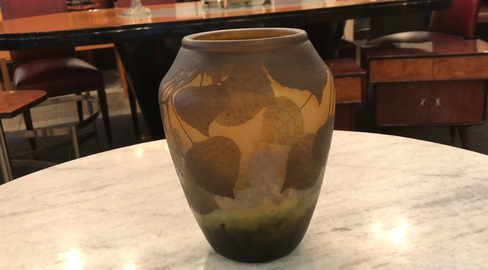 vase ancien daum nancy avec gravures de feuilles