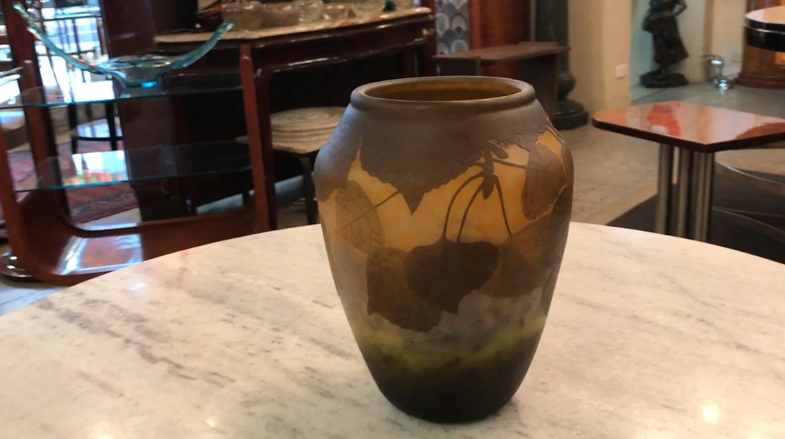 vase ancien avec des motifs de feuilles dans un cadre confortable