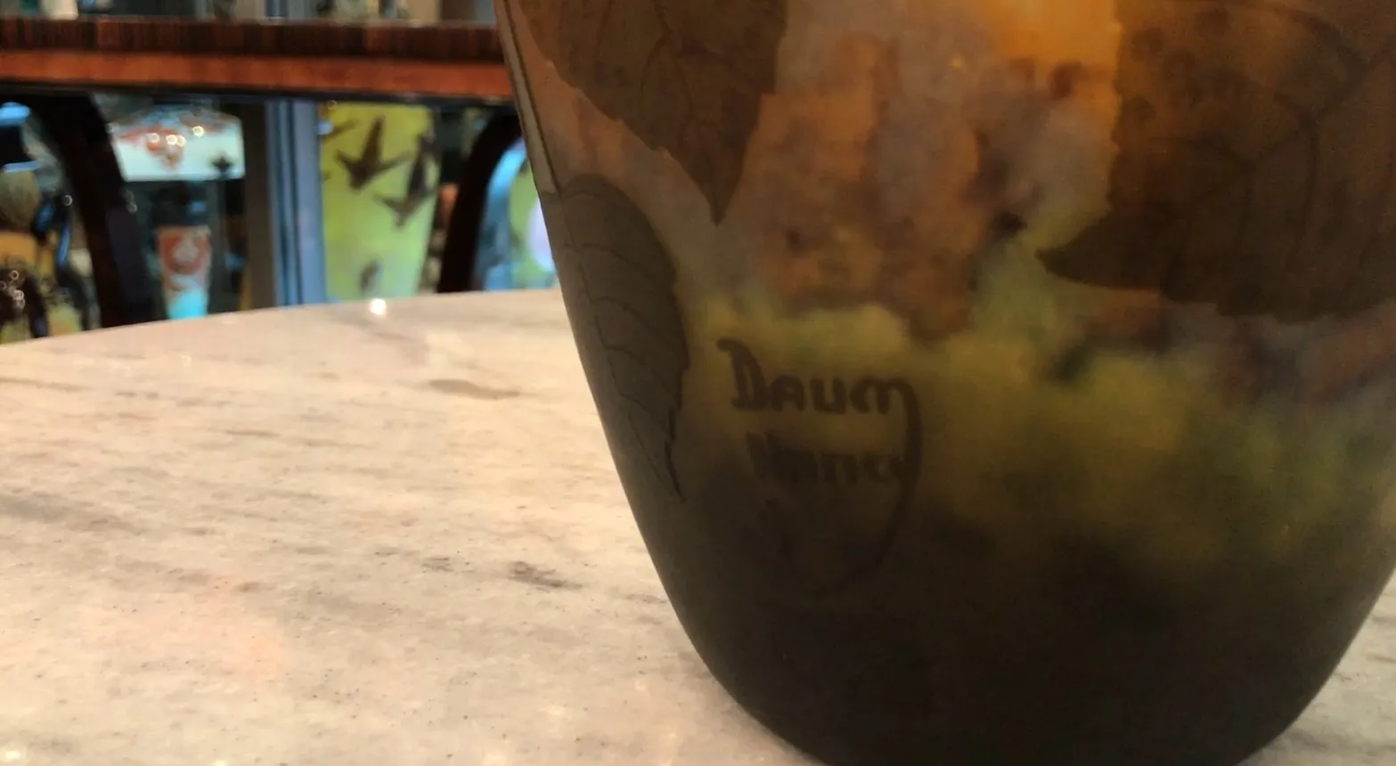 Vidrio firmado de Daum Nancy con diseño de hojas, antigüedad