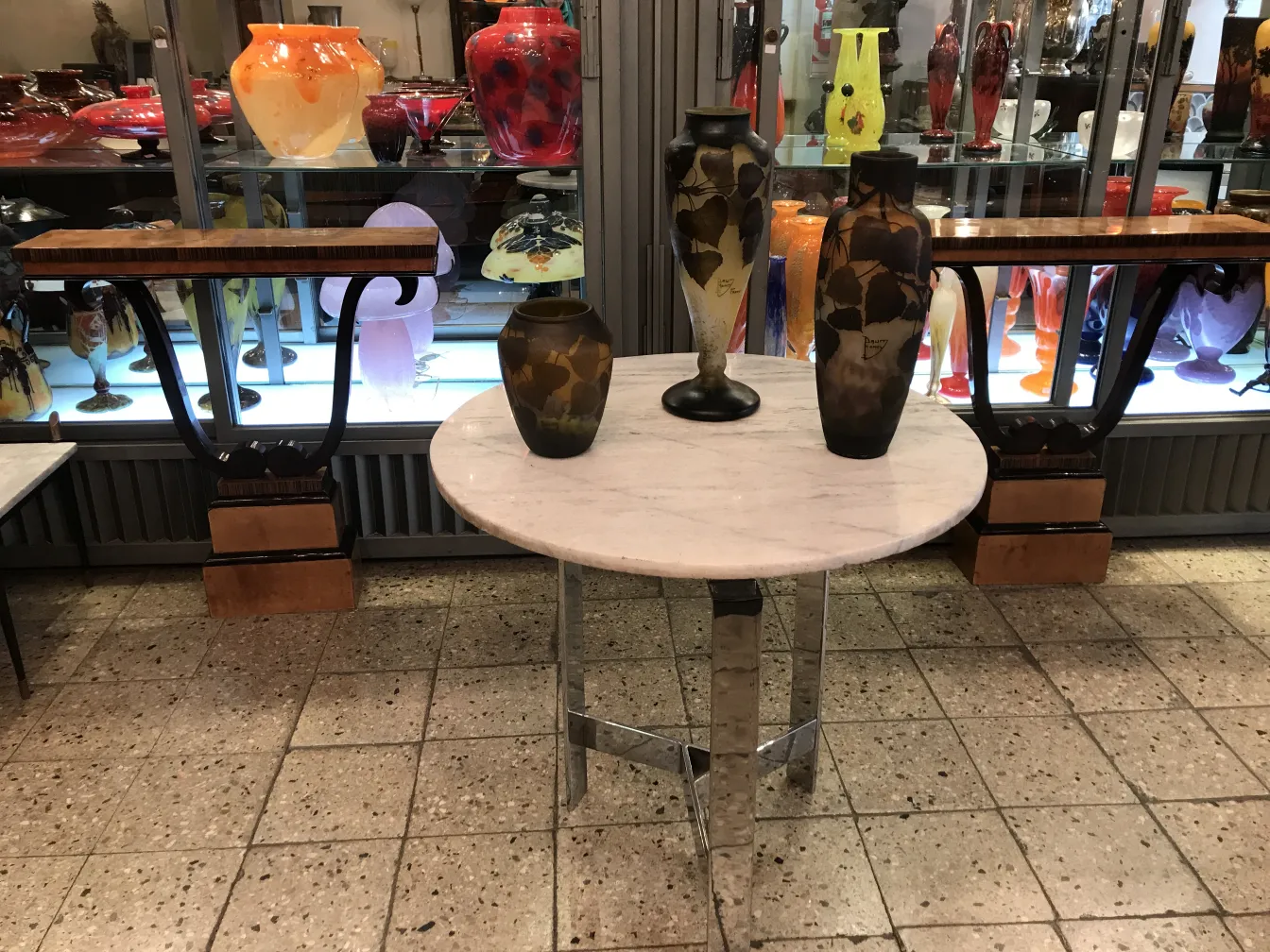 签名玻璃达美南希展示在五颜六色的古董花瓶中