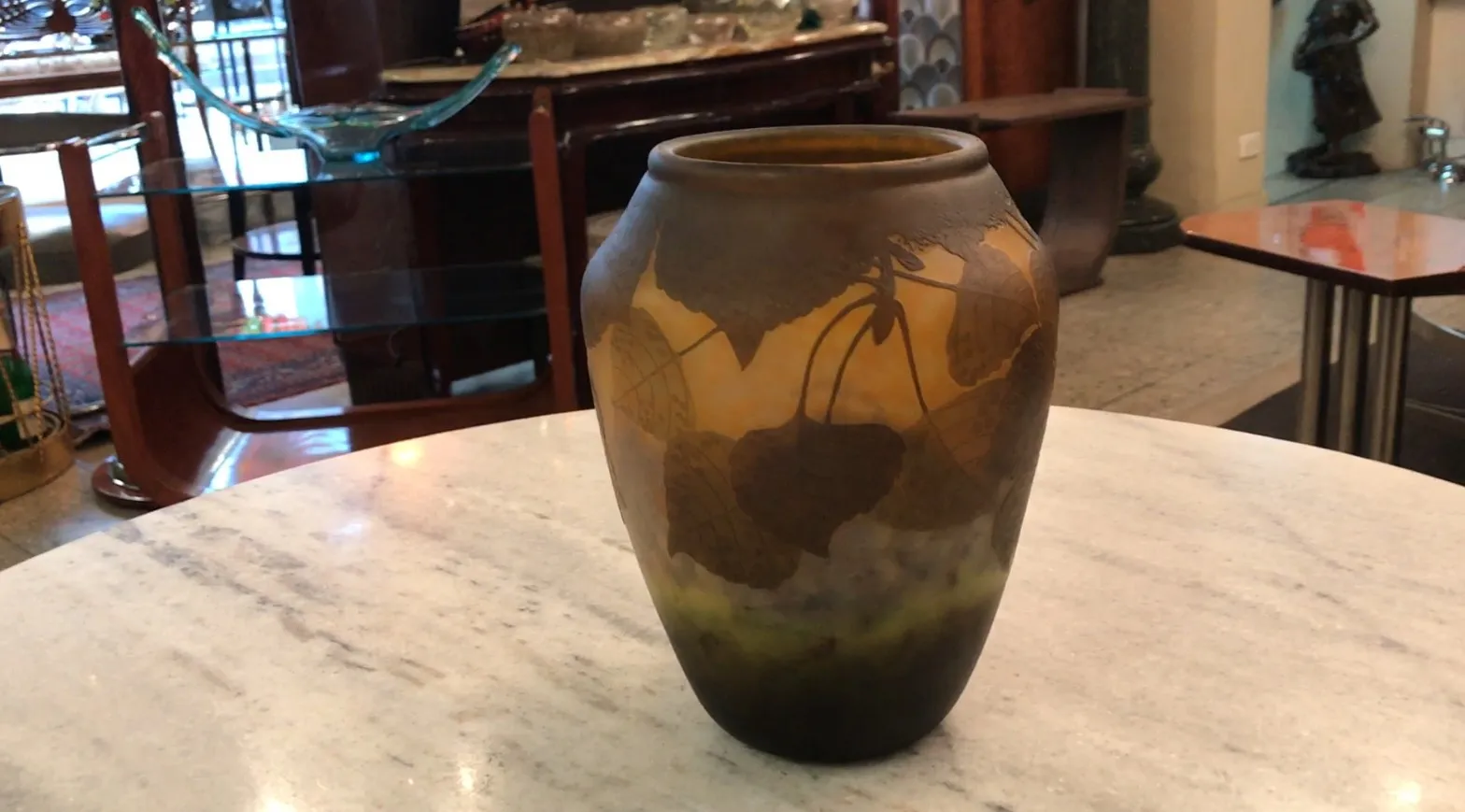 Jarrón de vidrio con diseño de hojas, elegante y antiguo.