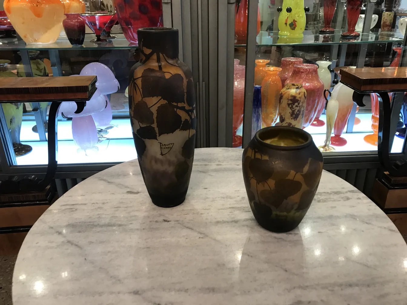 Vidro antigo assinado Daum Nancy em uma mesa