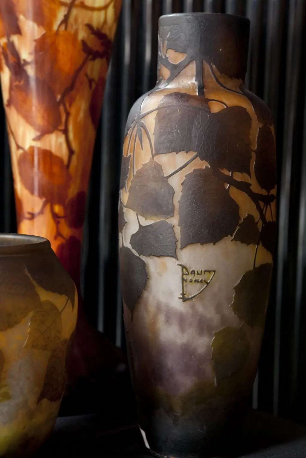 Antikes signiertes Glas Daum Nancy in stilvollem Ambiente.