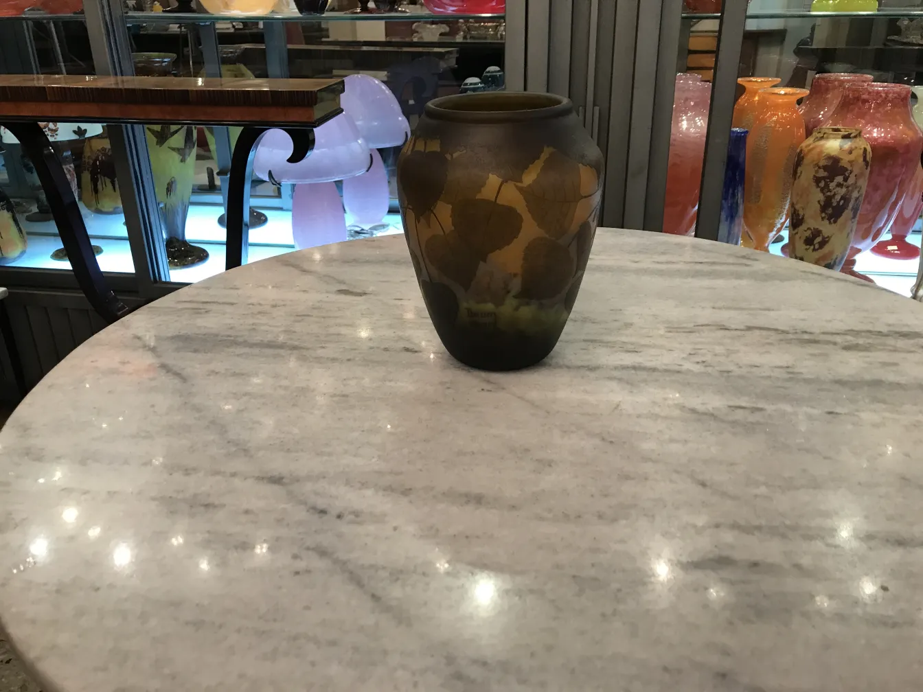 签名玻璃道姆南希，配有叶子装饰，在古董环境中。