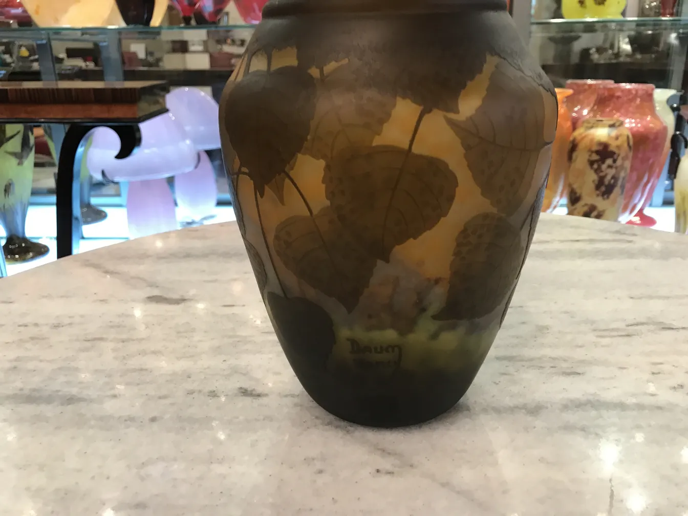 古老的带有浮雕叶子的签名玻璃道姆南希装饰品。