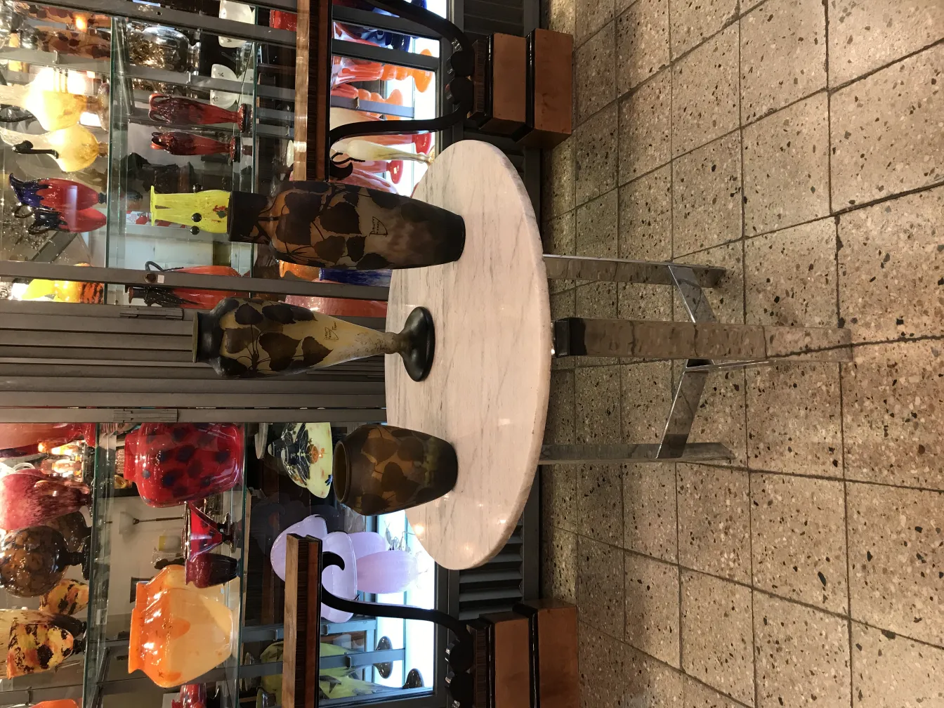 サイン入り古いグラス（Daum Nancy）花のデザインで展示されています。