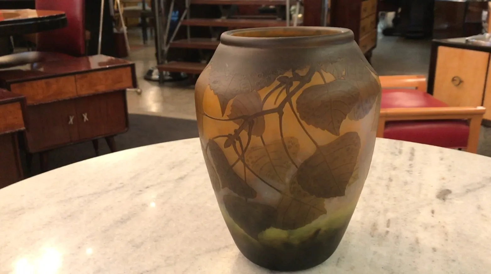 vase antico firmato Daum Nancy con foglie in rilievo