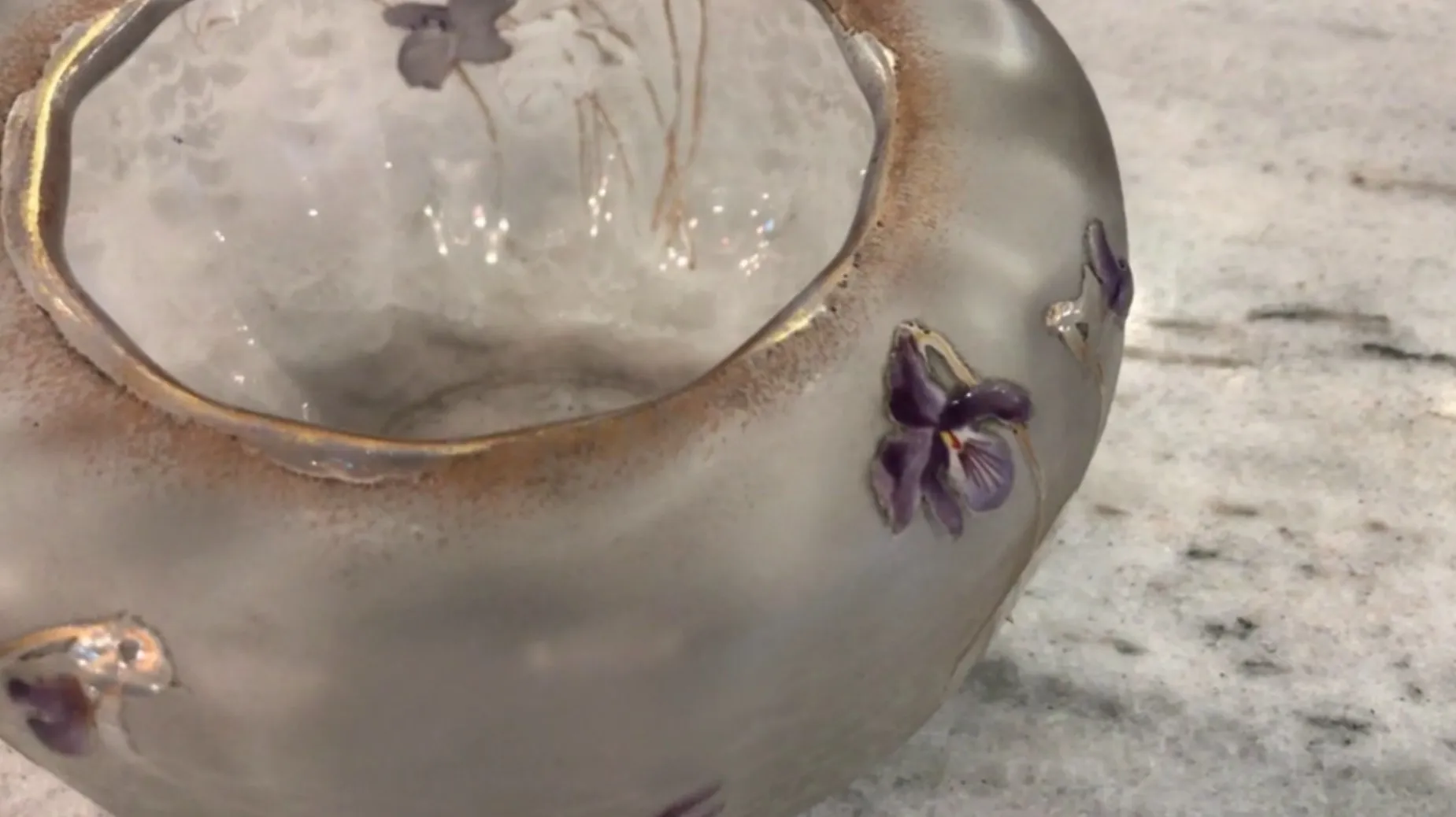 verre avec des détails floraux en tons violets