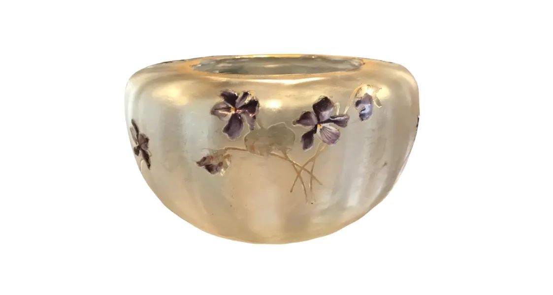 Verre signé Daum Nancy avec motif de fleur violette dans un style ancien.