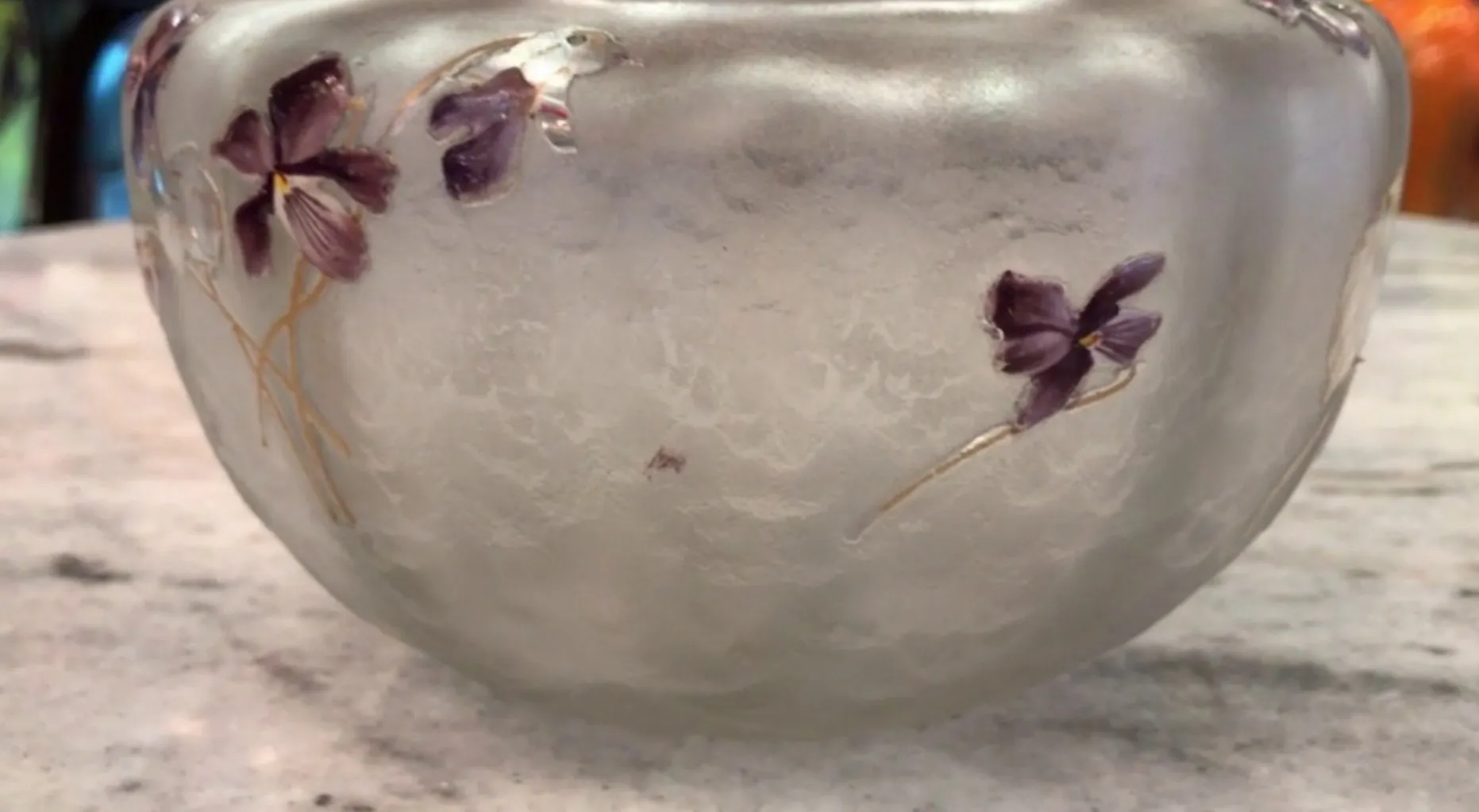 Antik signiertes Glas Daum Nancy mit lila Blumen, elegant und dekorativ.