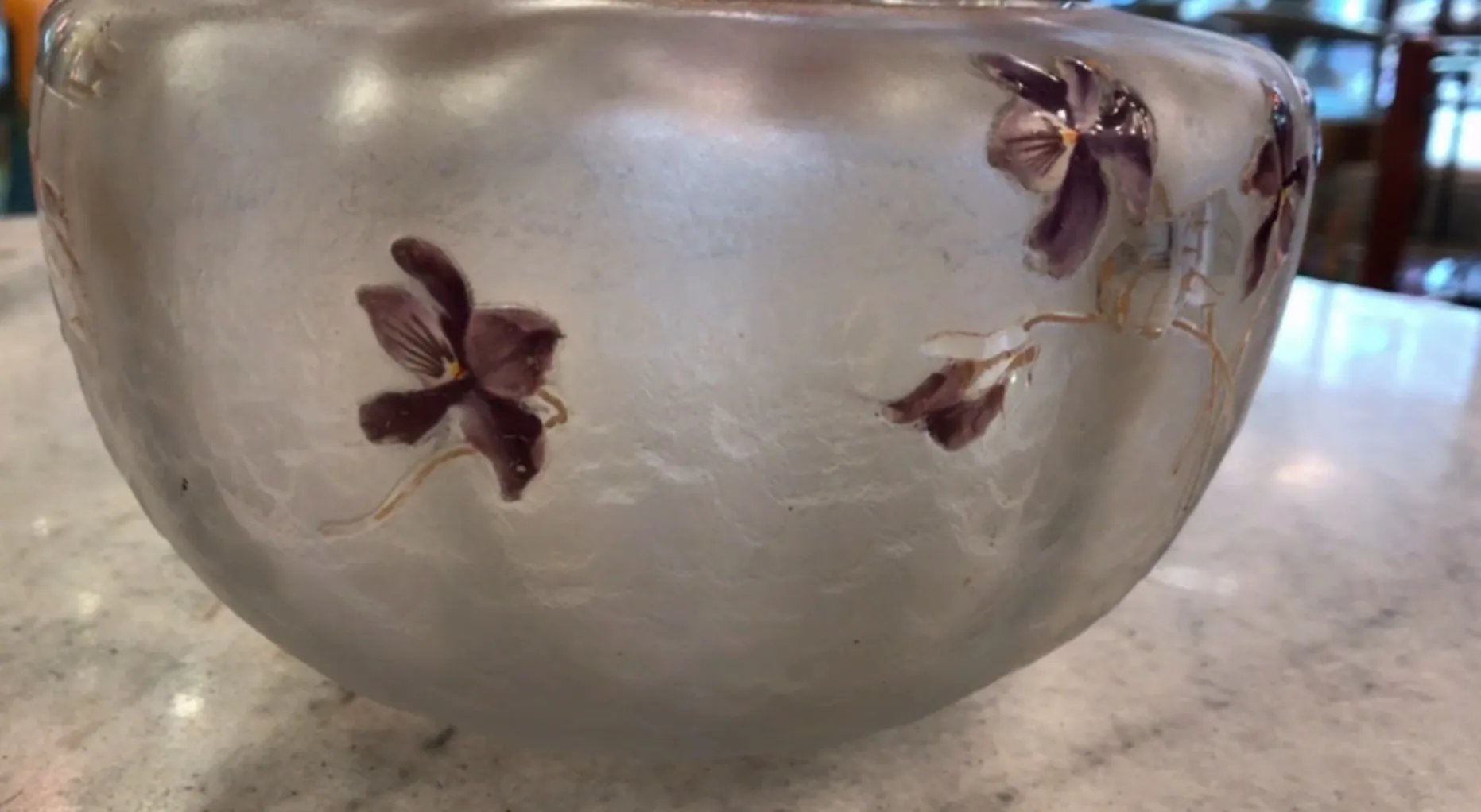 vidrio antiguo con flores moradas y textura suave