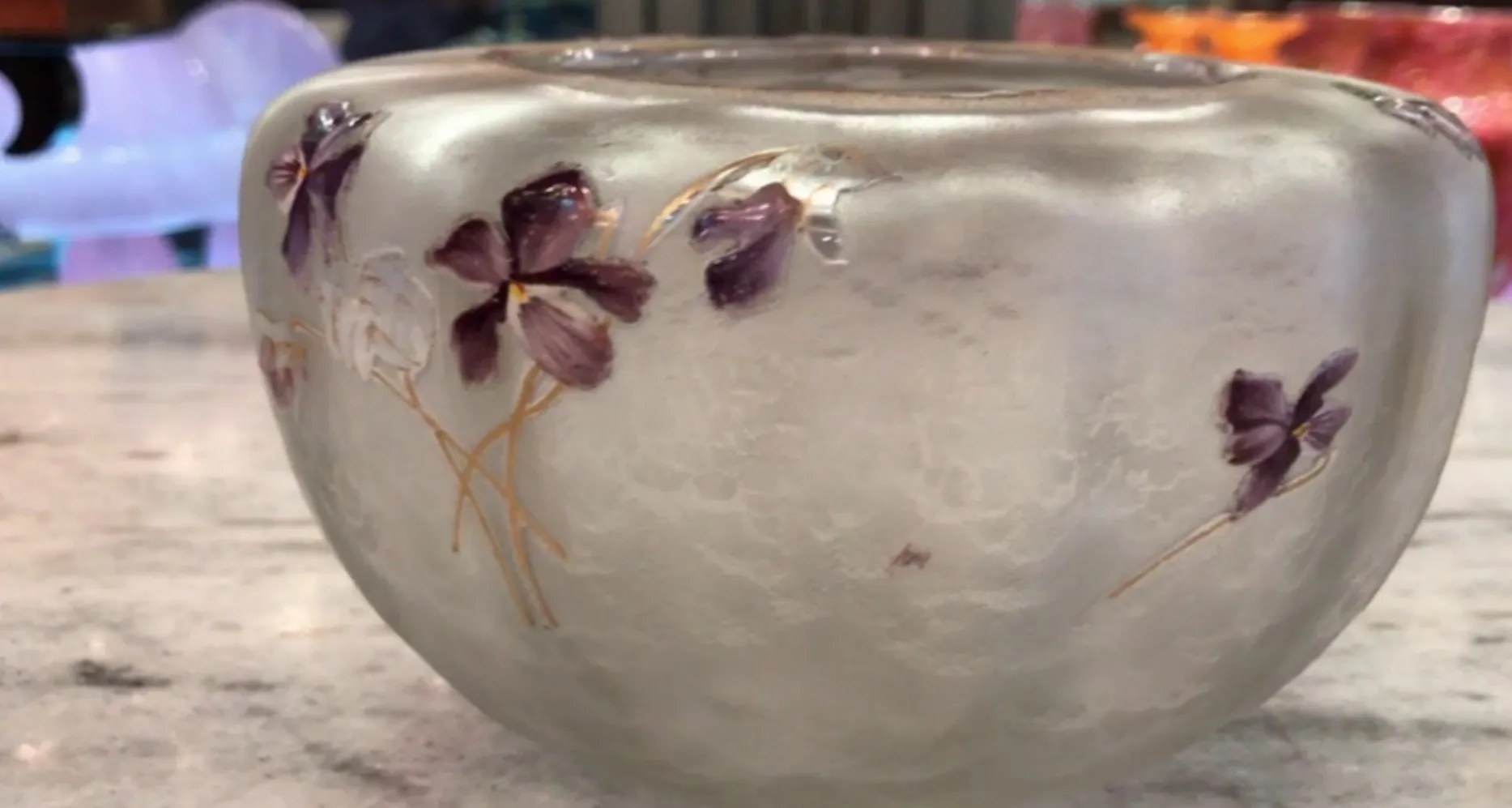 Vidrio antiguo de Daum Nancy con diseño de flores moradas, destaca su firma.