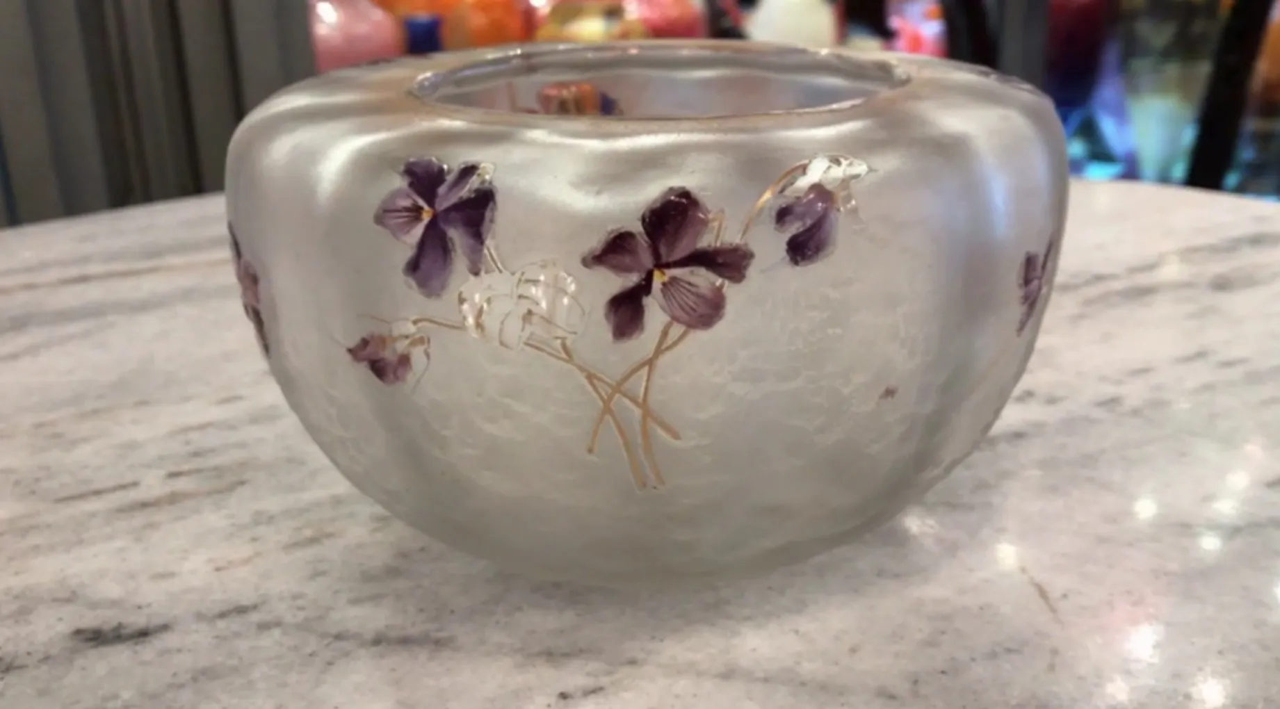 antikes glas mit lila blumendekoration