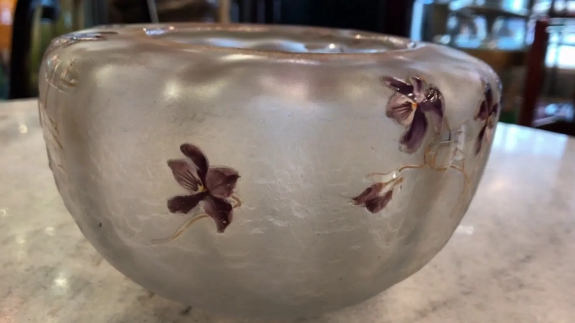 Vue latérale d'un verre signé Daum Nancy ancien avec décorations florales