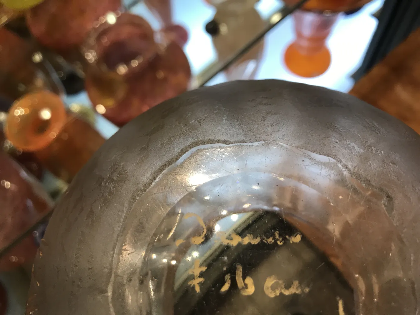 Antikes signiertes Glas Daum Nancy mit sichtlicher Unterschrift, bunte Rückseite.