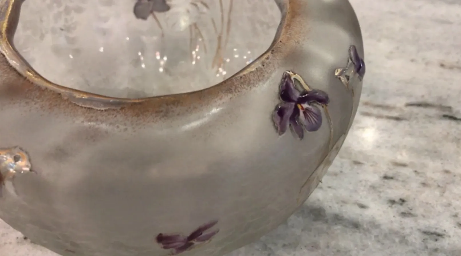 verre ancien avec des fleurs violettes, signé daum nancy