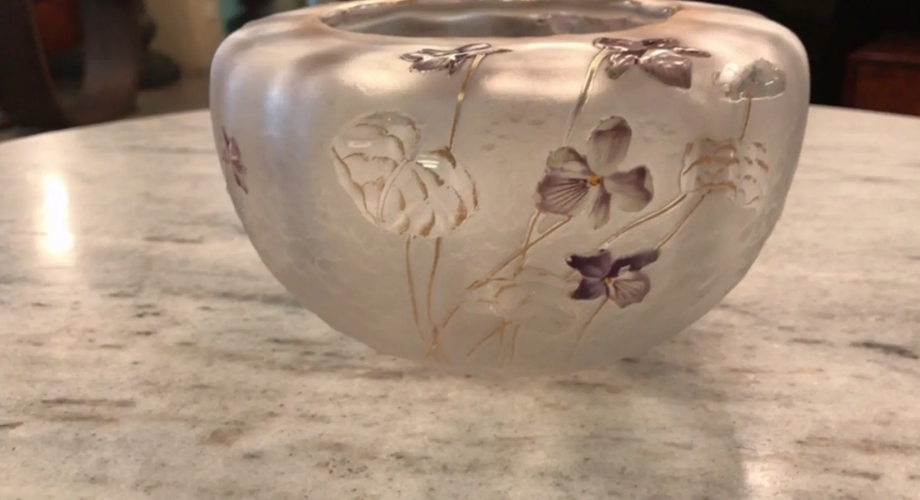 Antikes signiertes Glas Daum Nancy mit floralem Design