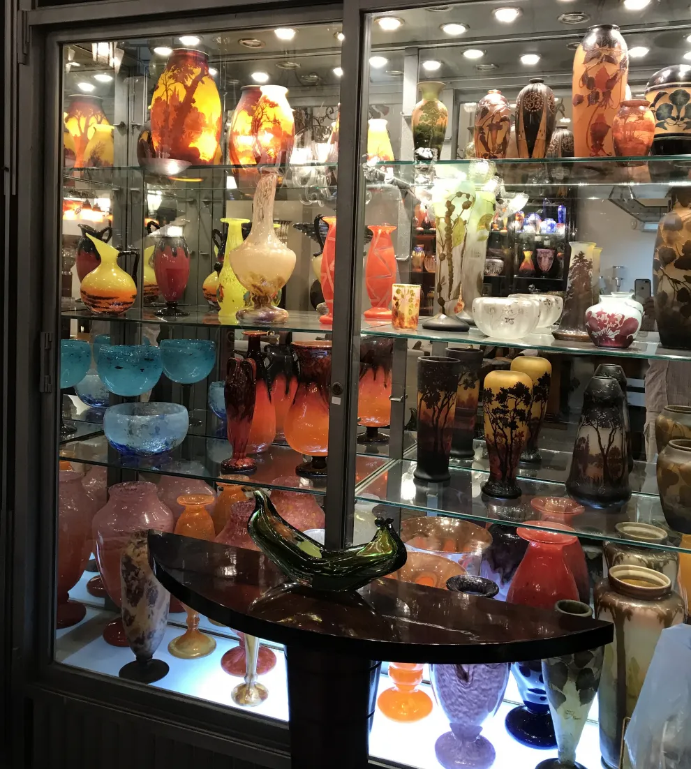 vidro assinado antigo de daum nancy exibido em vitrine