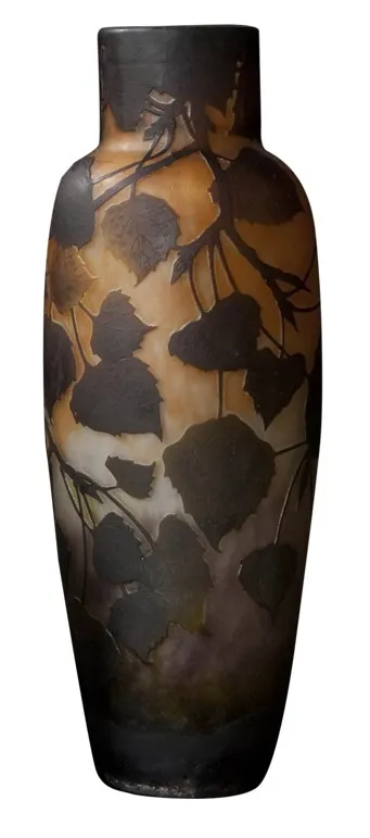 고대 유리잔(Daum Nancy) 잎사귀 디자인.