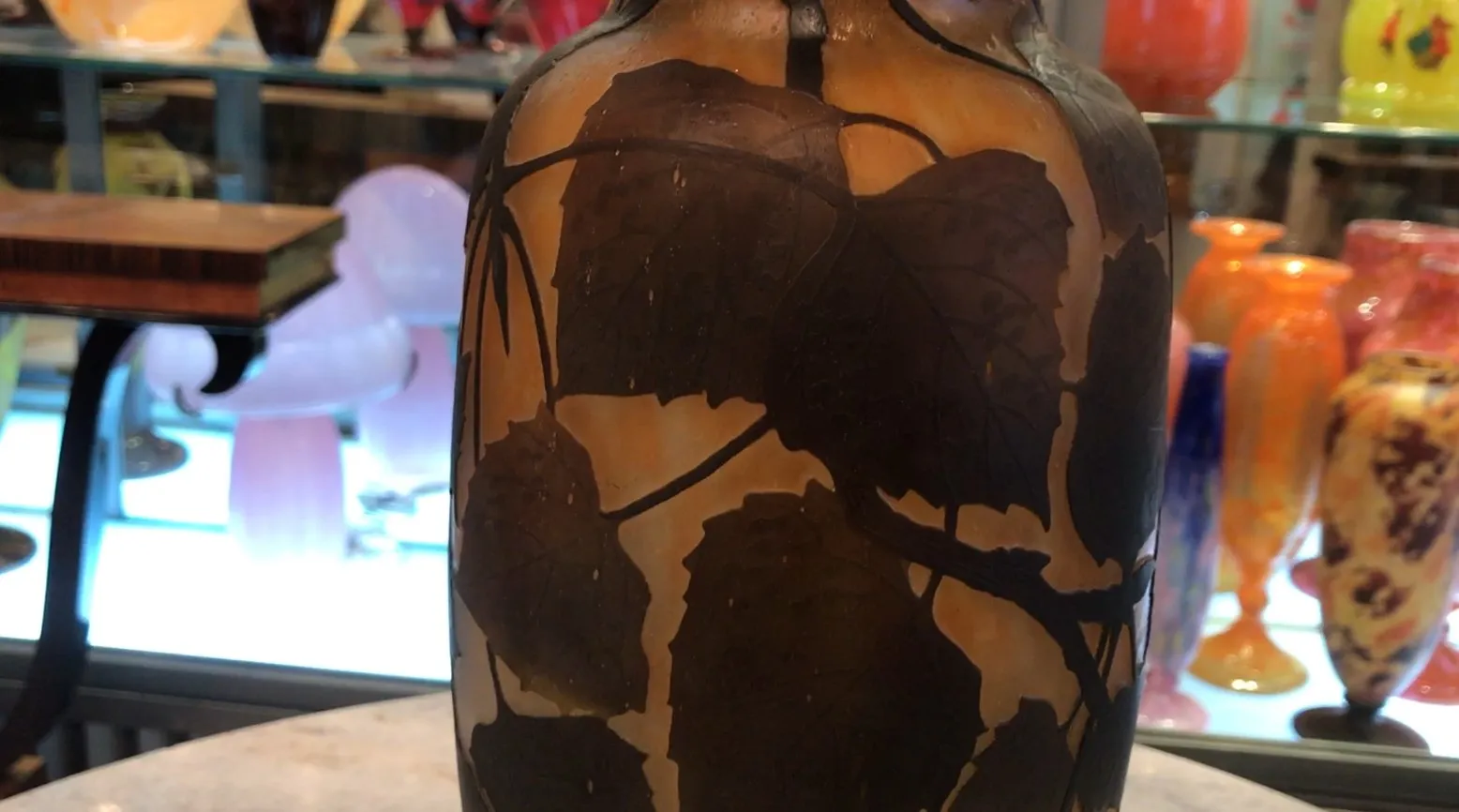 サイン入りグラス（ダウムナンシー）、琥珀色の浮彫りの葉付き