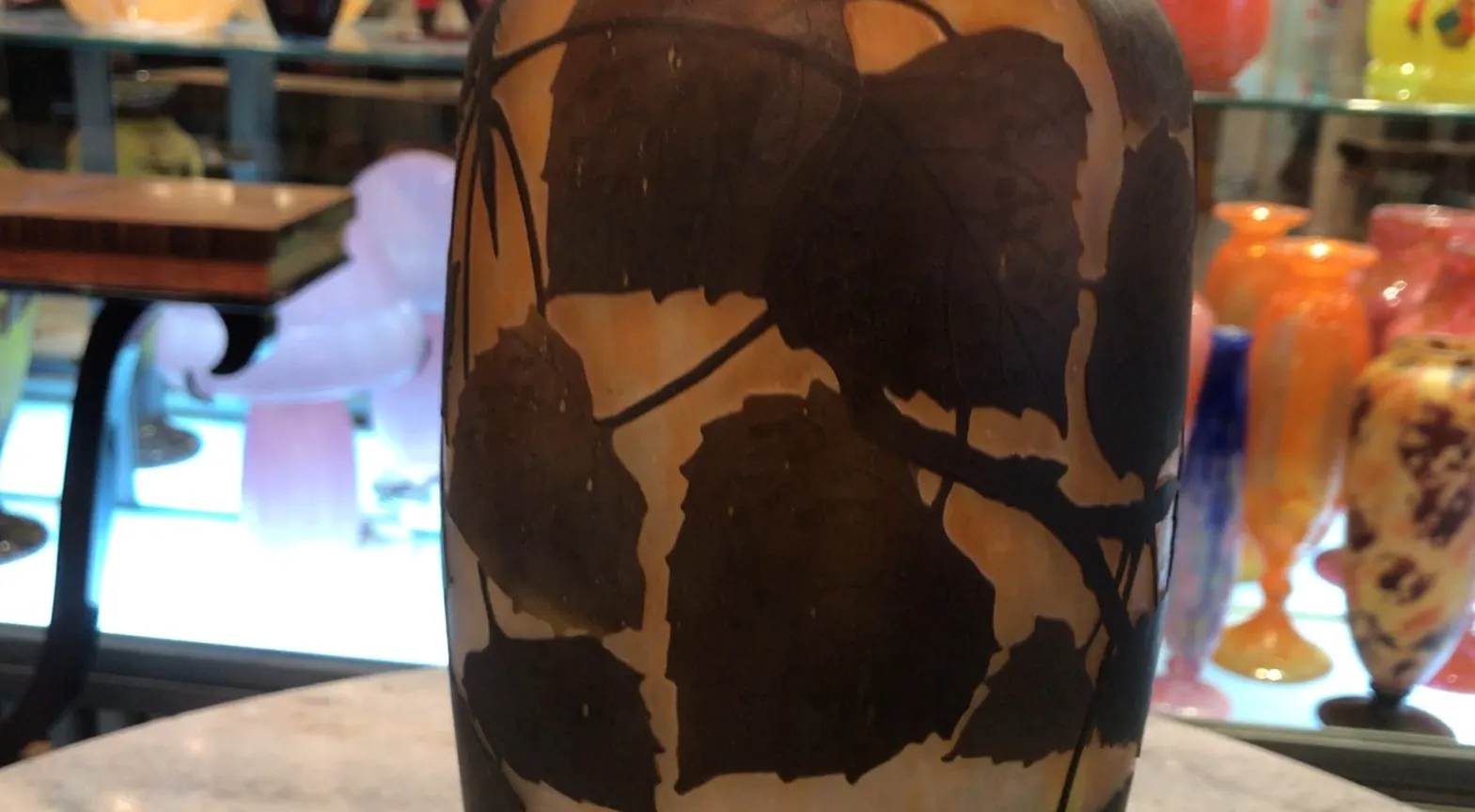 古董上有深色叶子图案的玻璃。浅色背景和独特细节。