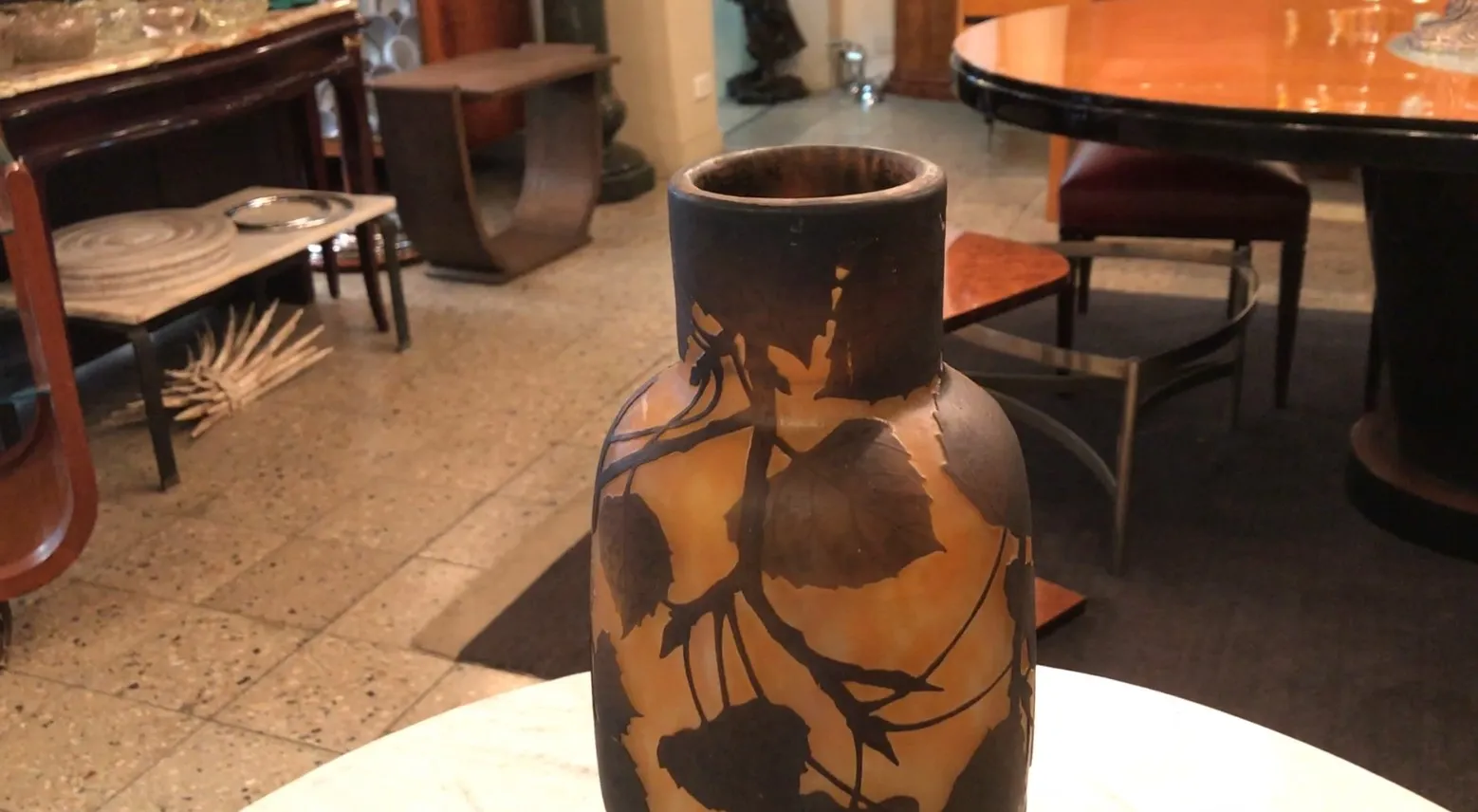 Antiquité verre avec signature et décoration florale