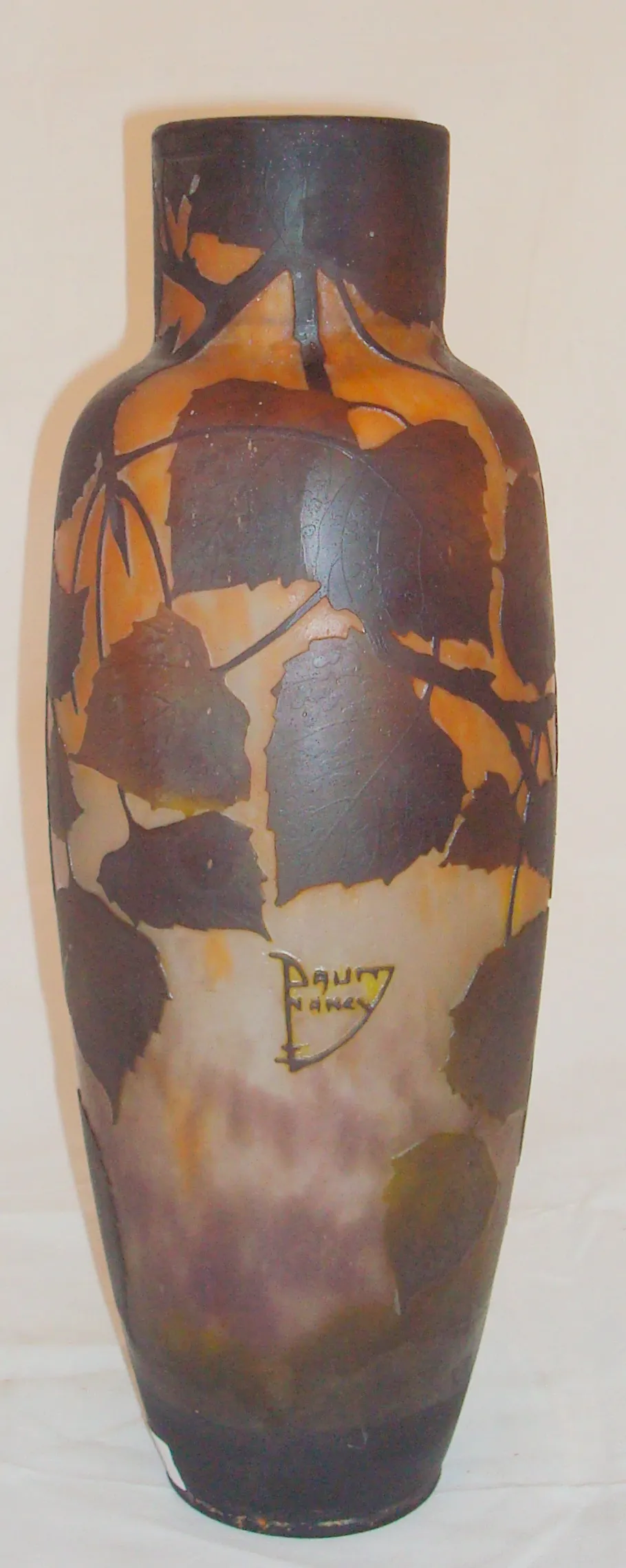 Signiertes Glas Daum Nancy mit dunklen Blattdekorationen