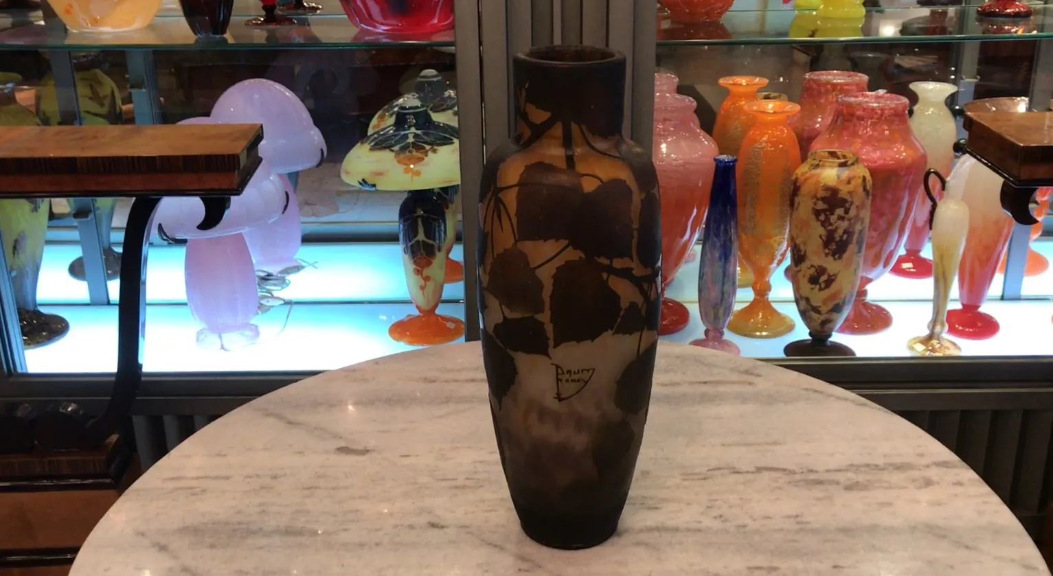 Antike vase mit unterschrift daum nancy auf blauem hintergrund