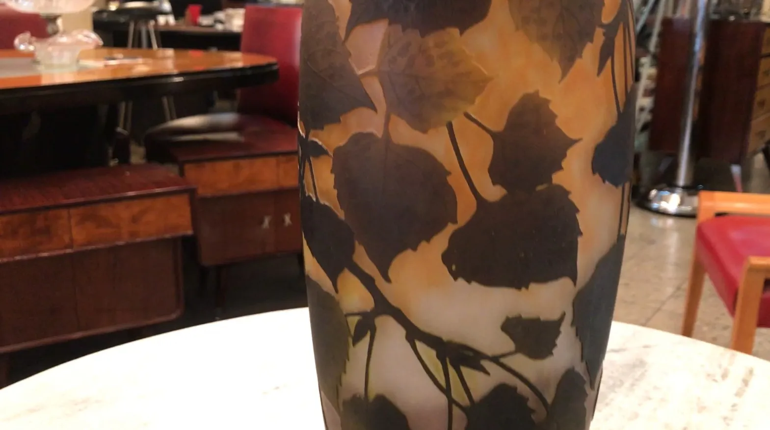 고대 서명된 유리잔 다움 난시 잎 장식