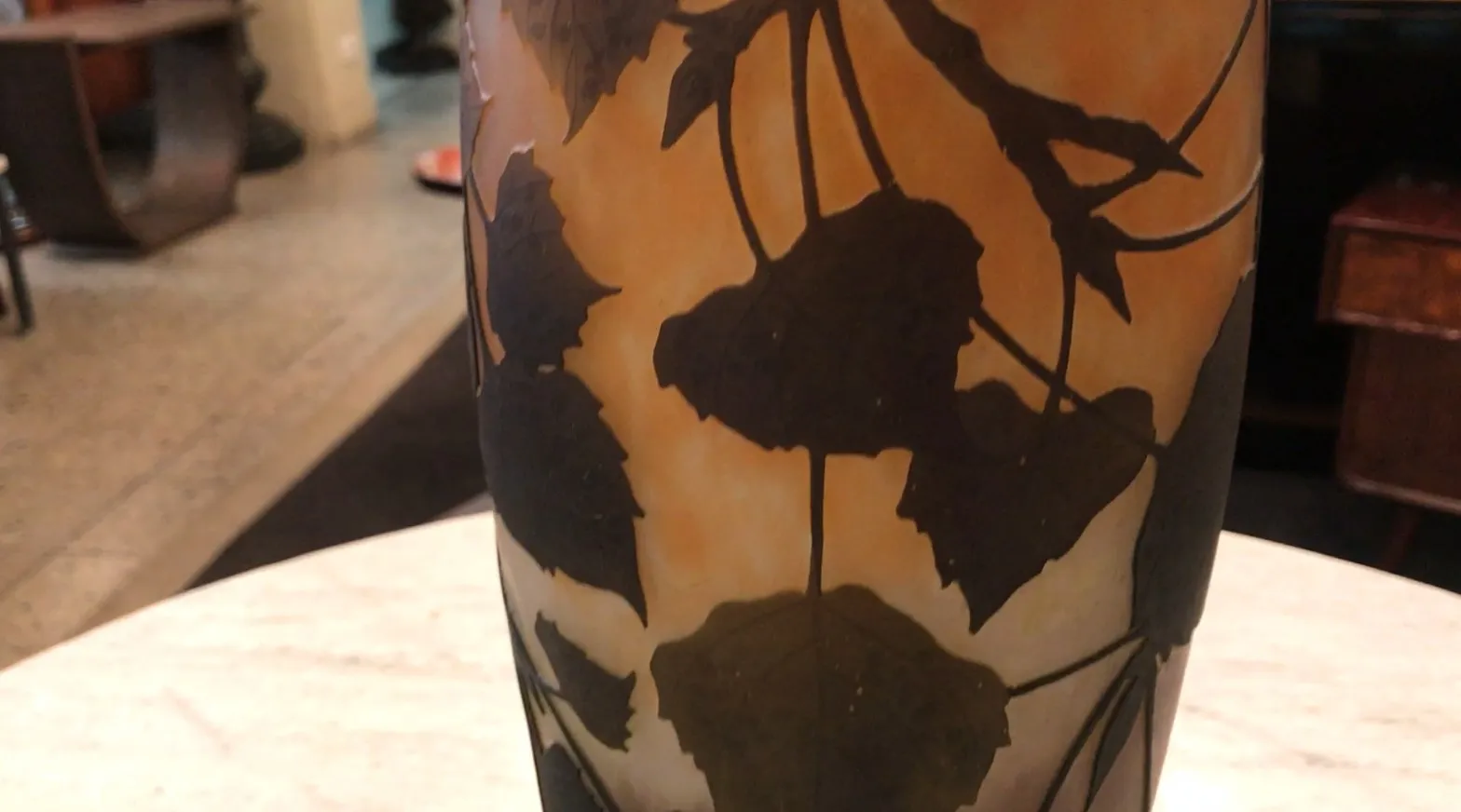 Signiertes Glas Daum Nancy mit dunklem Blätterdesign, antik