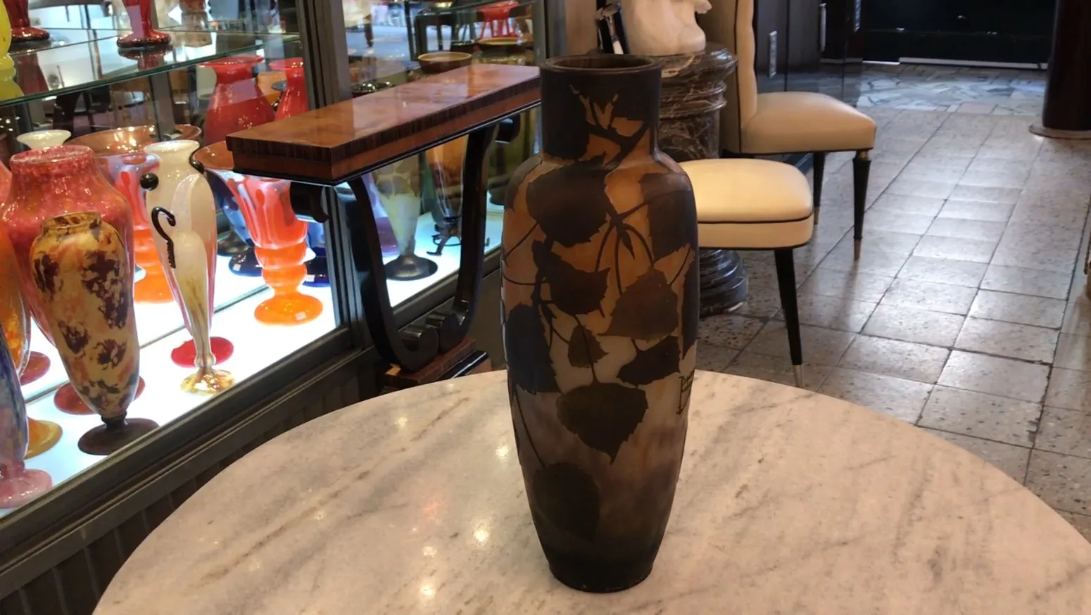 古老的玻璃瓶，带有叶子设计，装饰用。