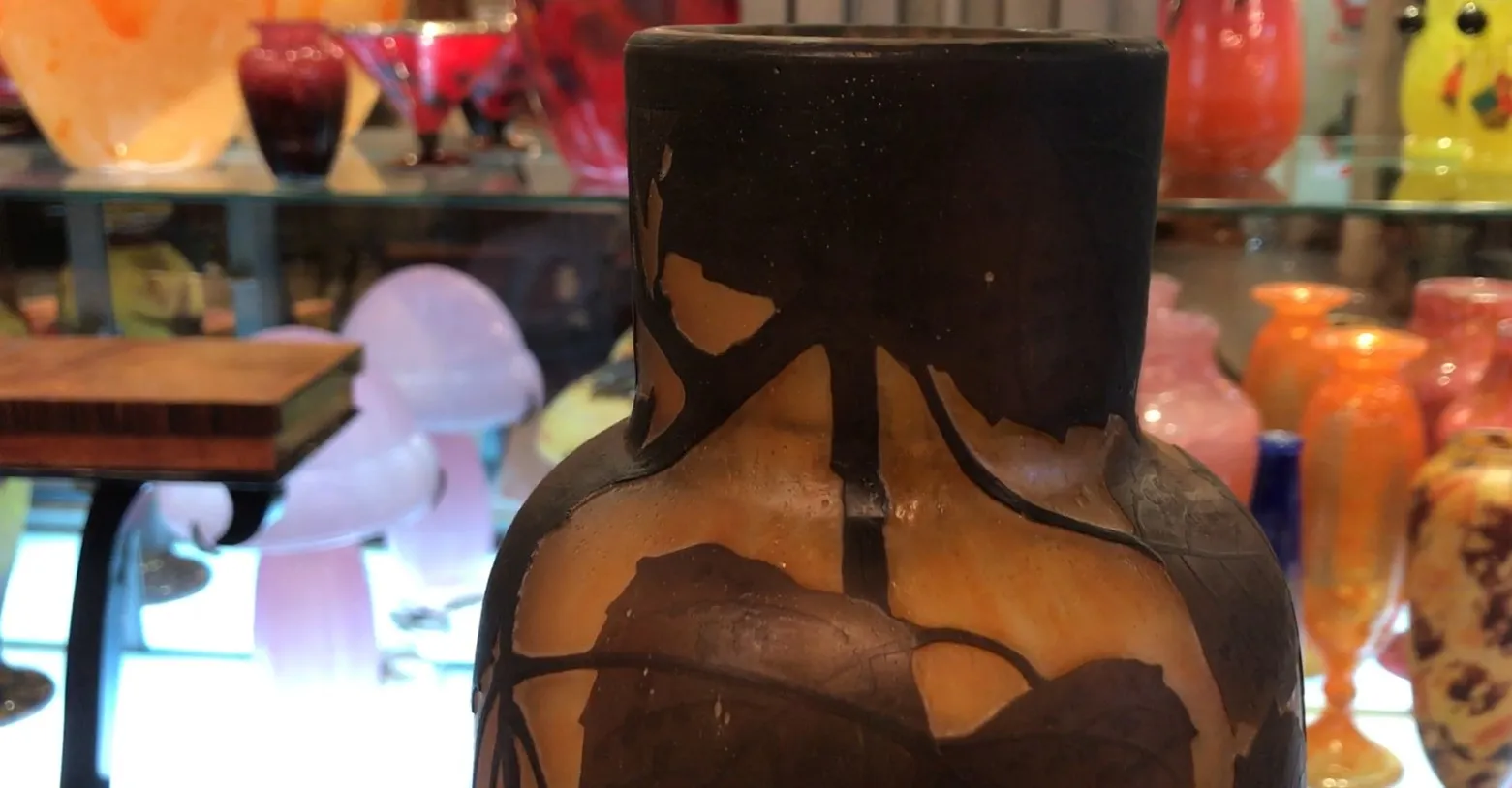 Vidrio antiguo con detalles en negro y fondo claro, firmado Daum Nancy.