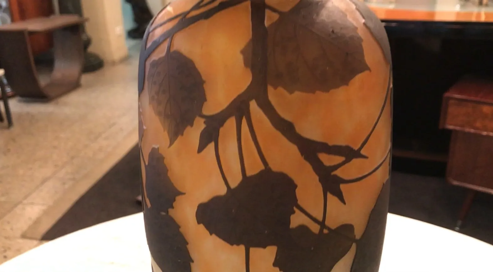 Vidro antigo assinado Daum Nancy com desenho de folhas