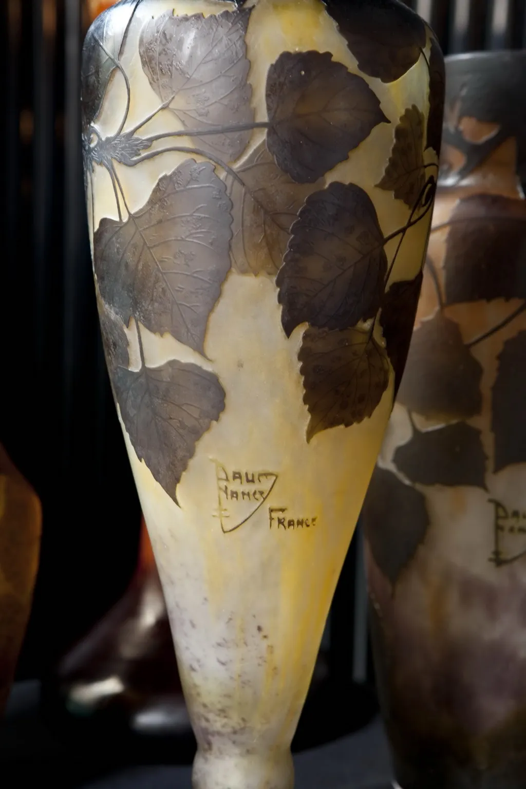 Vidrio antiguo firmado Daum Nancy con hojas grabadas.