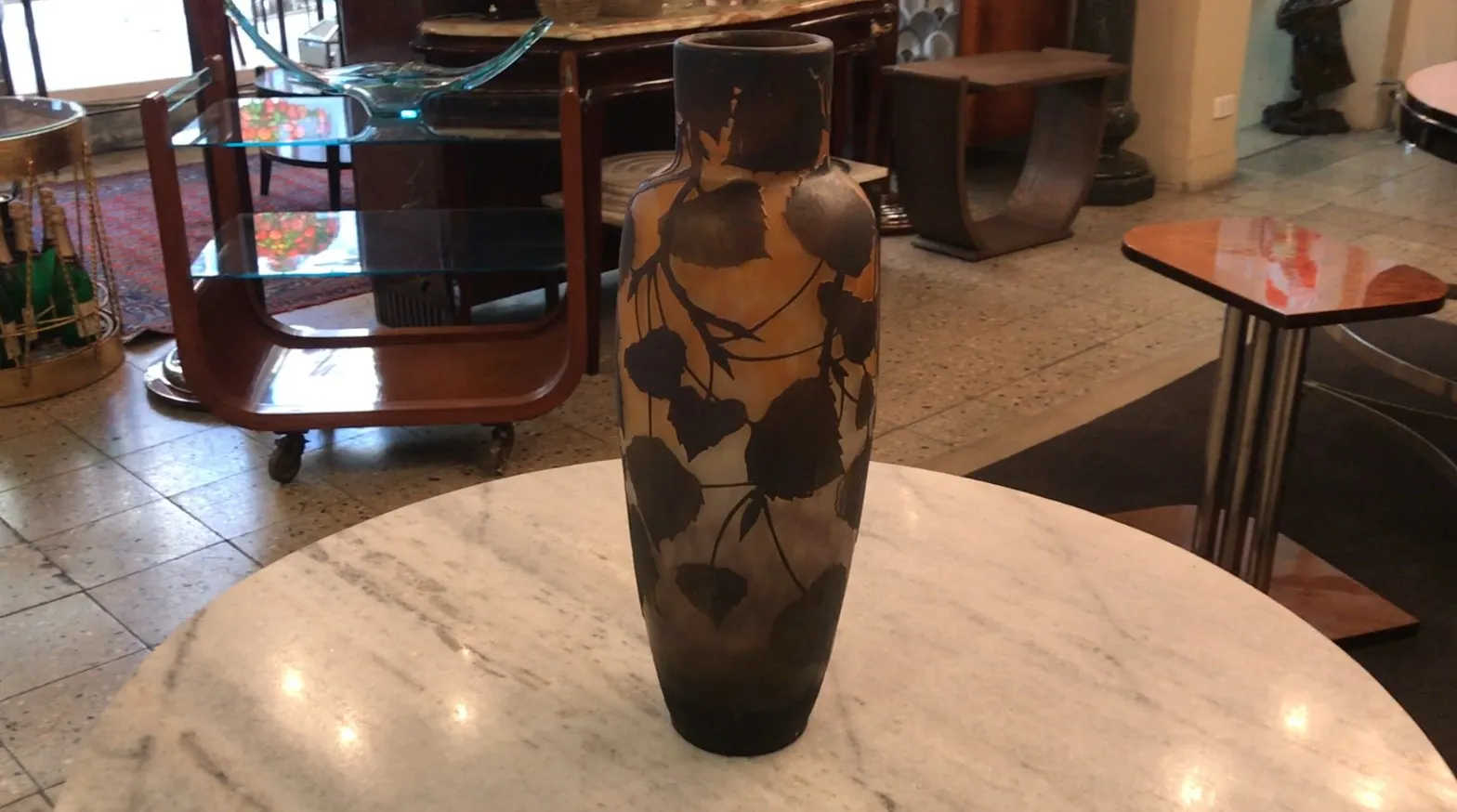 Ancienne bouteille en verre signée Daum Nancy avec motif