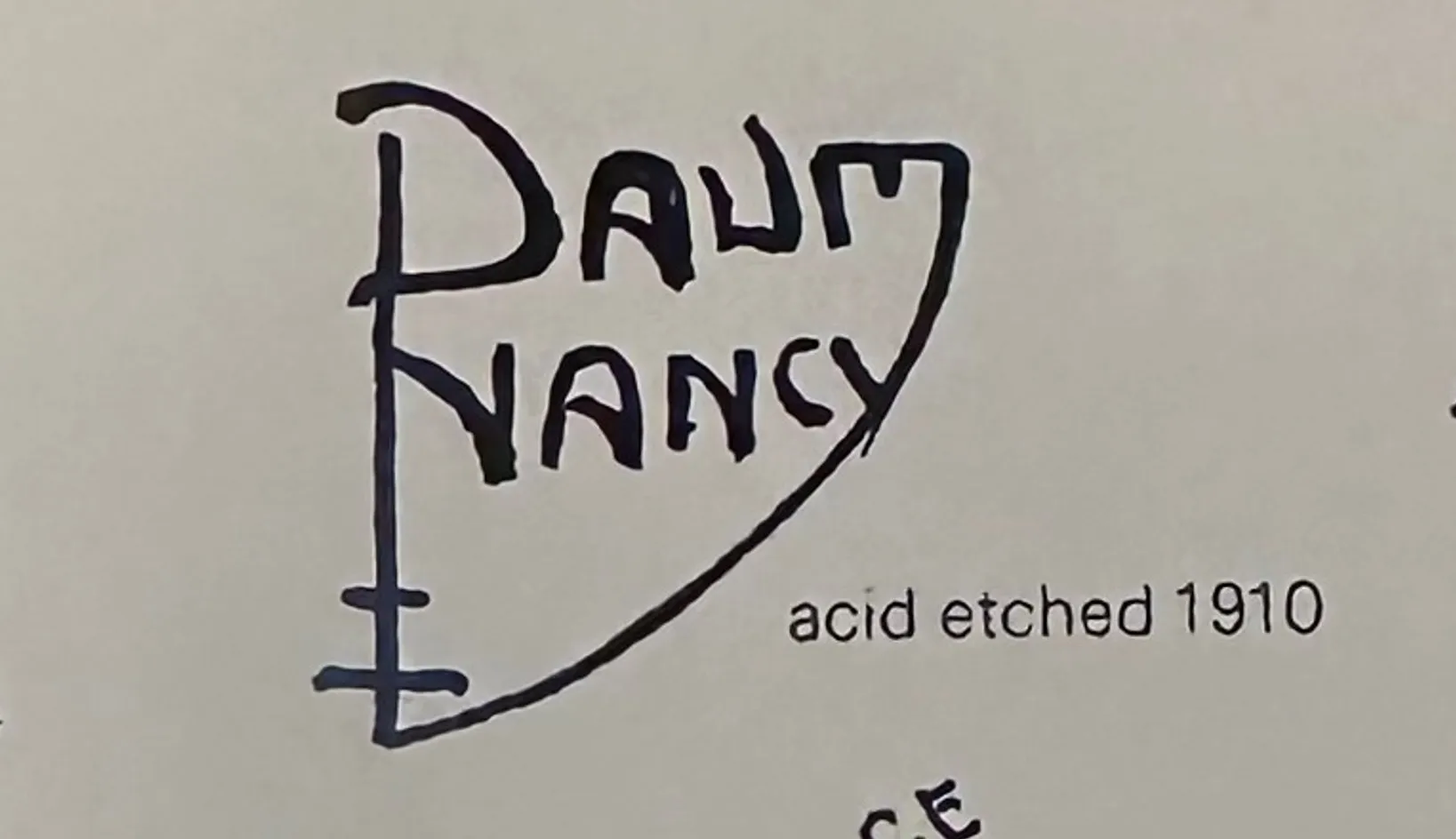 Signiertes Glas Daum Nancy mit faszinierenden visuellen Details.