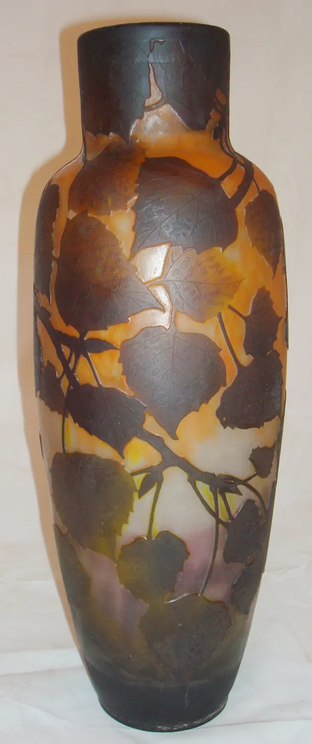 vase decorativo antico con foglie incise su vetro