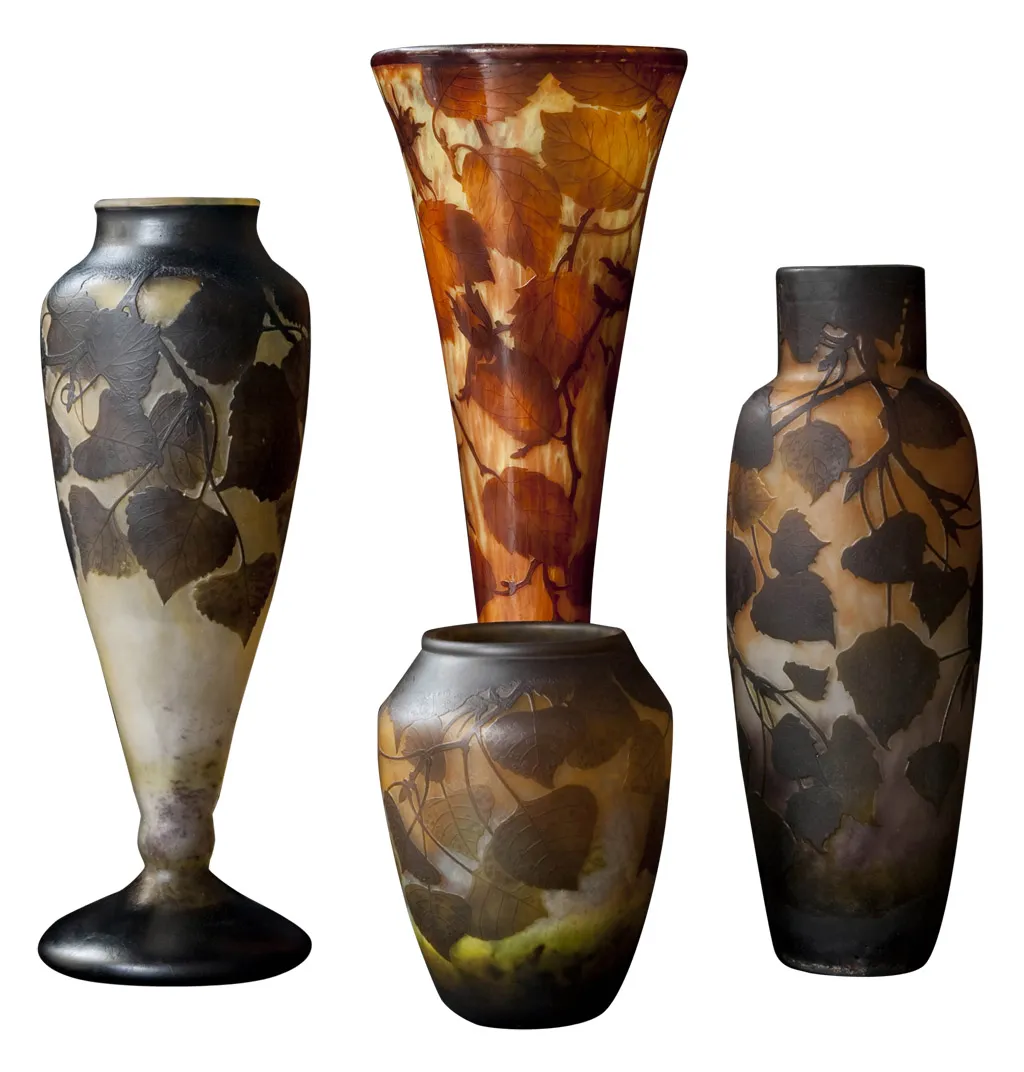 Quatre vases décoratifs en verre signé Daum Nancy avec des feuilles. Design ancien.