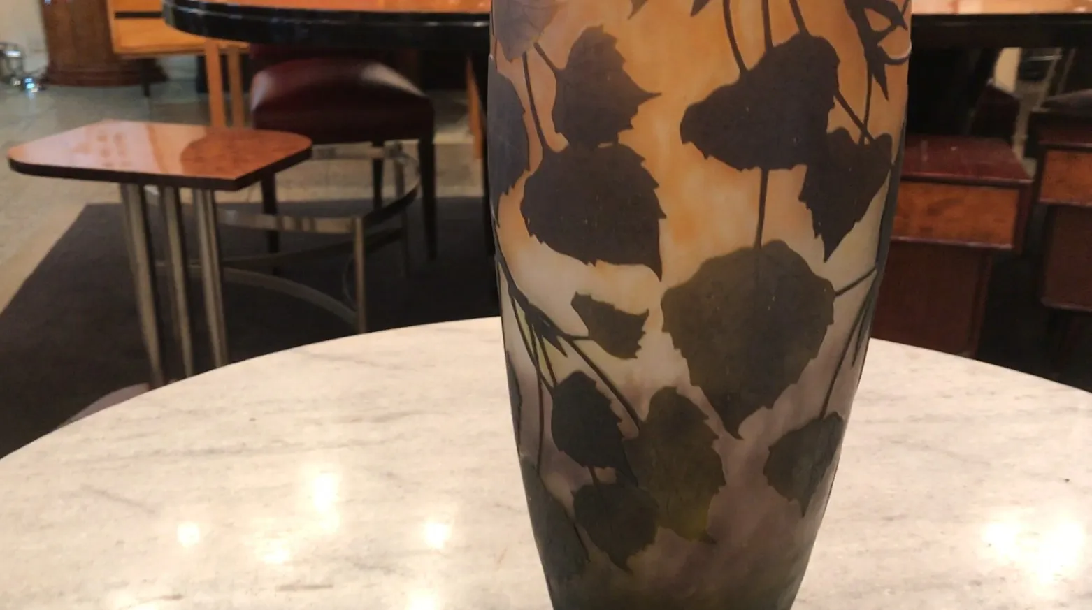 Vaso di vetro antico con motivo di foglie in toni caldi