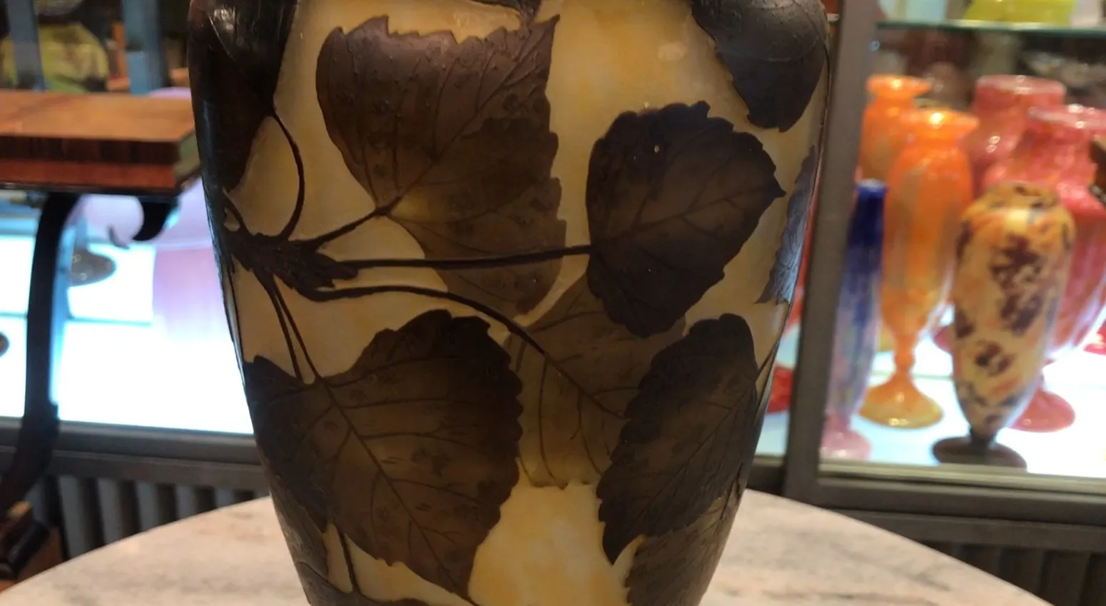 زجاج موقّع داوم نانسي بتصميم أوراق داكنة