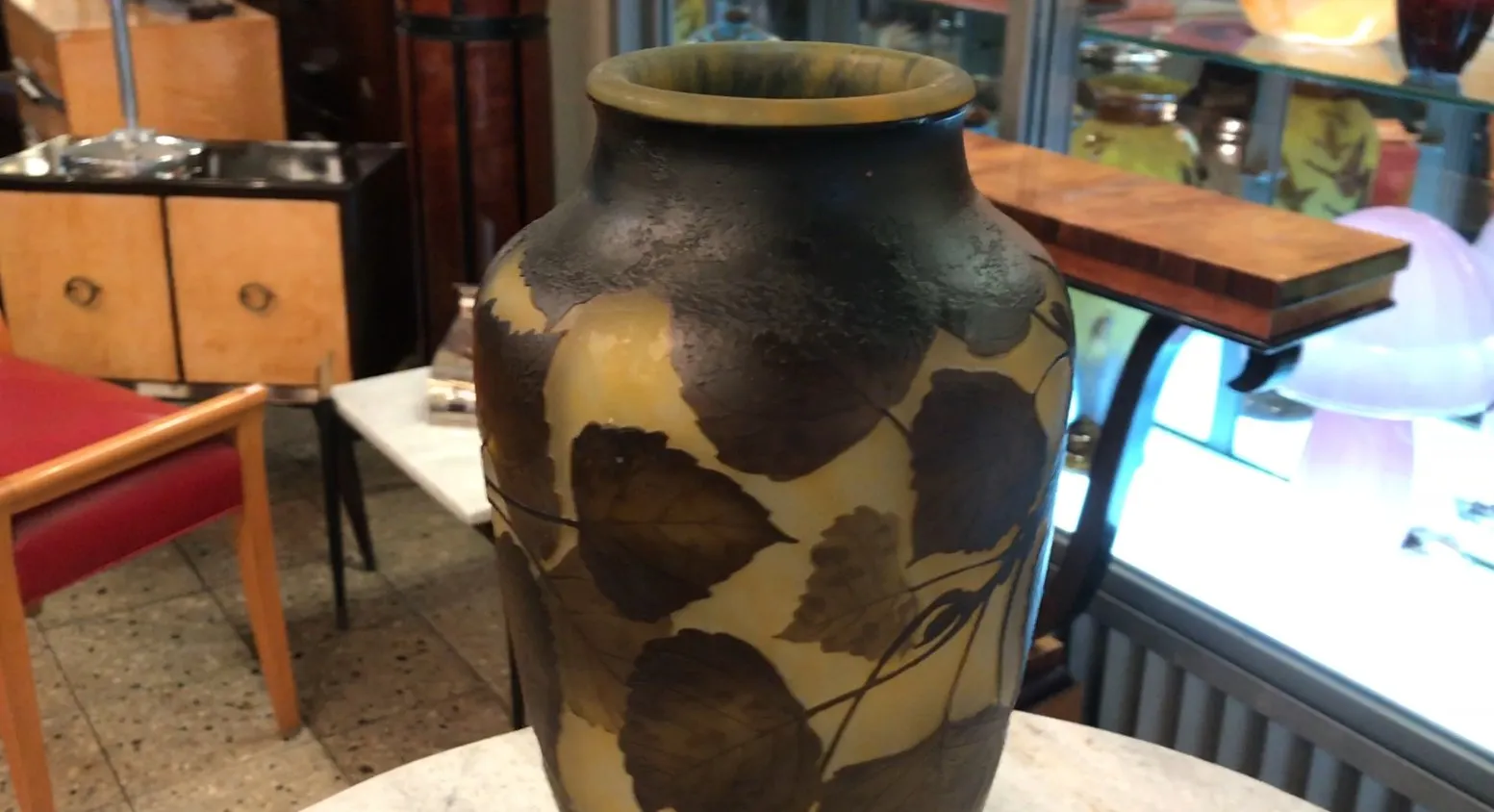 Vaso antigo assinado Daum Nancy com design de folhas