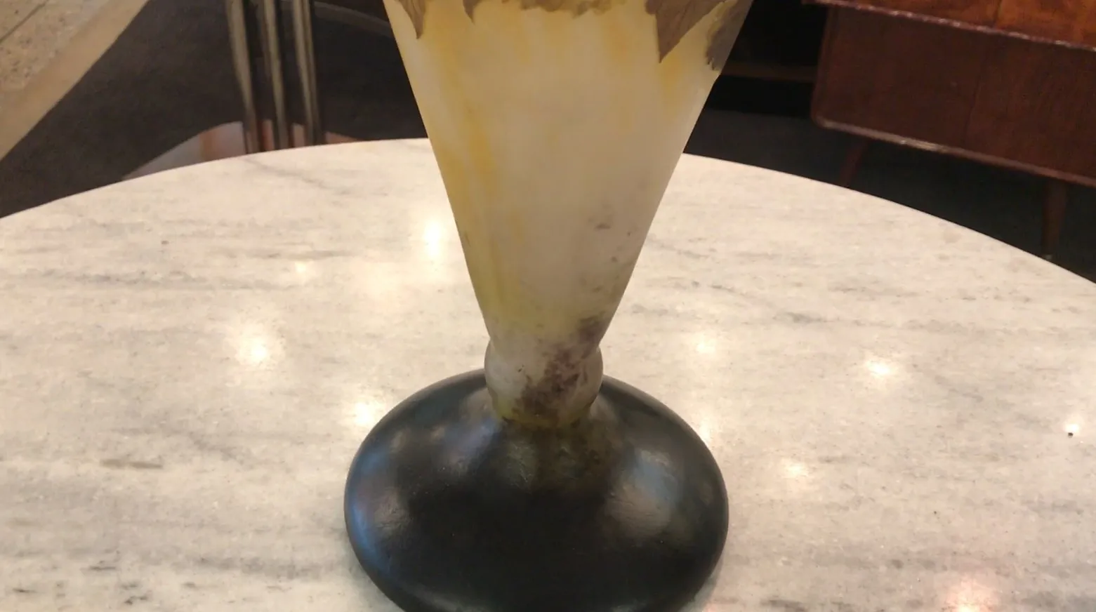 签名玻璃道姆南希在黑色底座上