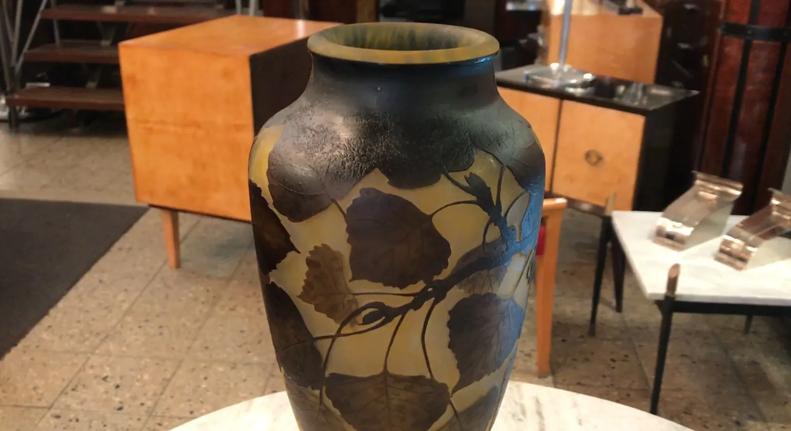 Vase ancien en verre signé Daum Nancy avec motif de feuilles.