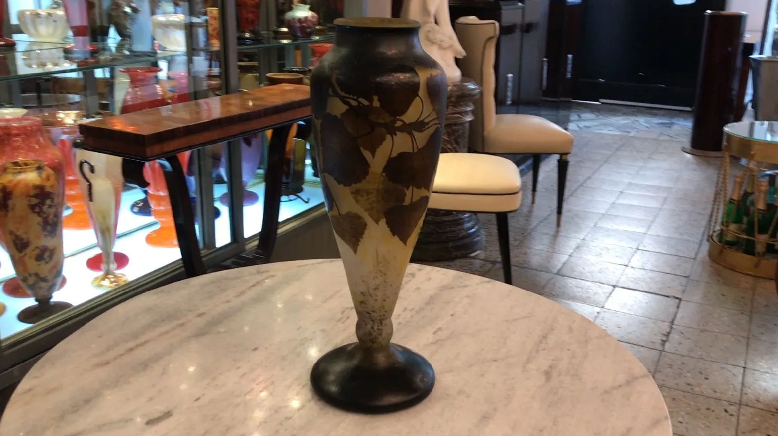 vetro firmato daum nancy con design floreale in un ambiente antico